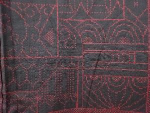 アンティーク　市松に唐草・抽象模様織り出し本場泥大島紬着物(5マルキ)